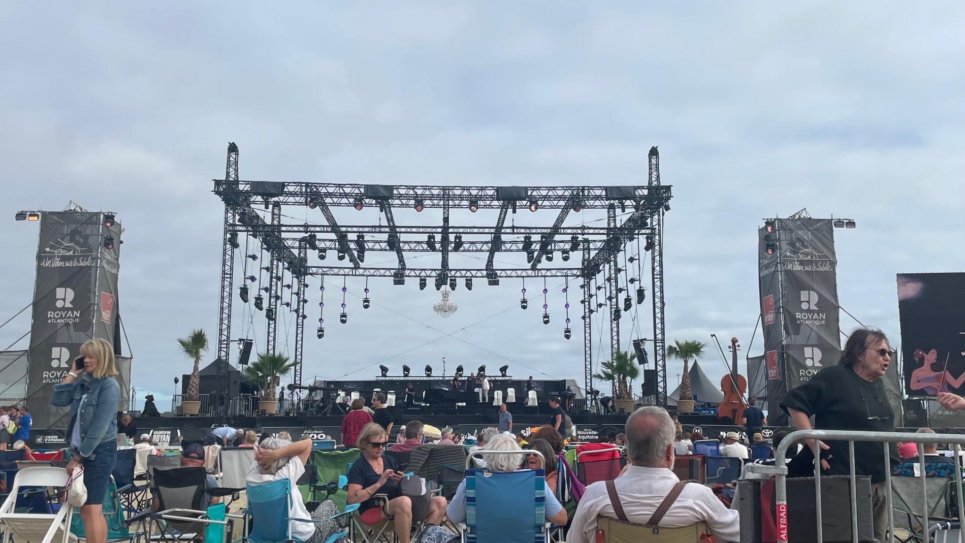 GESTE SCENIQUE - VIOLON SUR SABLE - ROYAN (17)